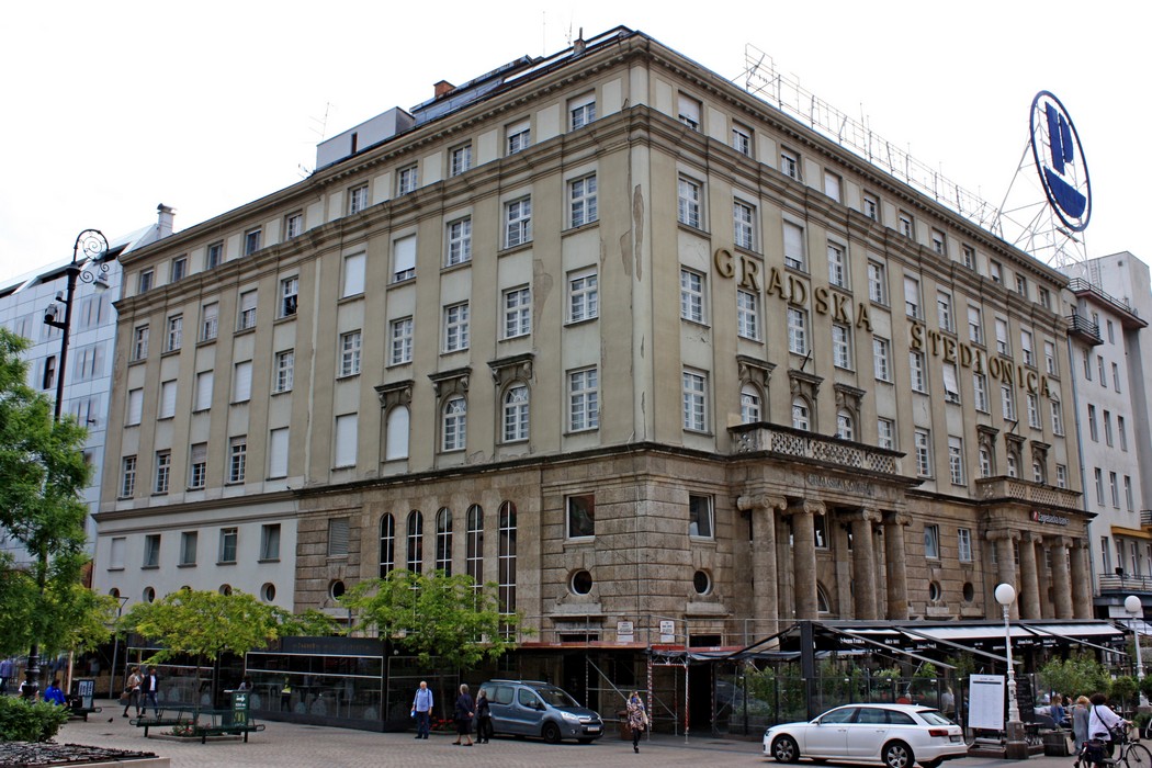 Trg bana Jelačića 9 i 10, palače Gradske štedionice, danas Zagrebačka banka, sagrađena između 1923. i 1931. godine. Pogled iz Bakačeve